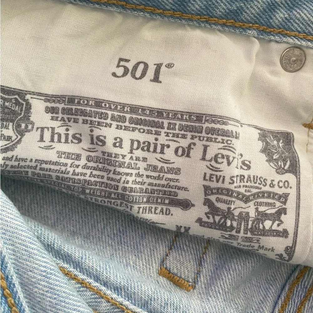 Levi’s Women’s 501 Denim Shorts Size 29 Light Wash Distressed Cut Off Button Fly